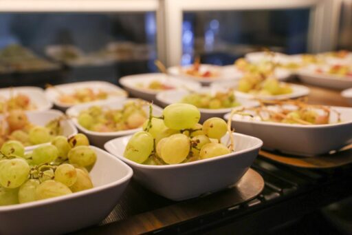 Buca Belediyesi, Kaynaklar'daki üzüm bağında yetiştirdiği mahsulü Kent Lokantaları'nda vatandaşlara