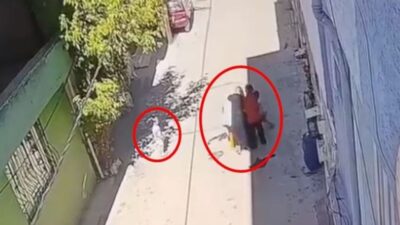 Bursa'nın Yıldırım ilçesinde, kucağında çocuğu olan bir anne, sokakta tartıştığı