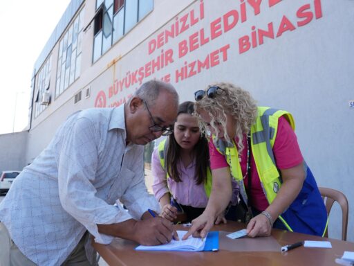 Denizlili üreticilerin yüzü güldü. Büyükşehir Belediyesi’nin bordo bulamacı desteğiyle çiftçiler,