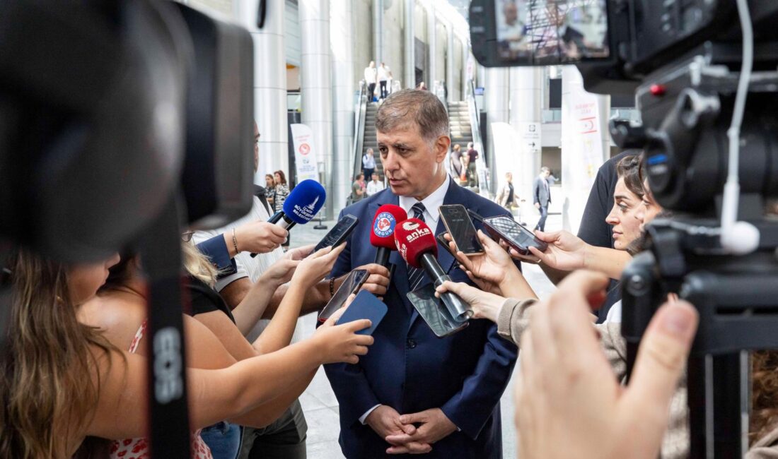 İzmir Büyükşehir Belediye Başkanı Dr. Cemil Tugay, basın mensuplarıyla bir