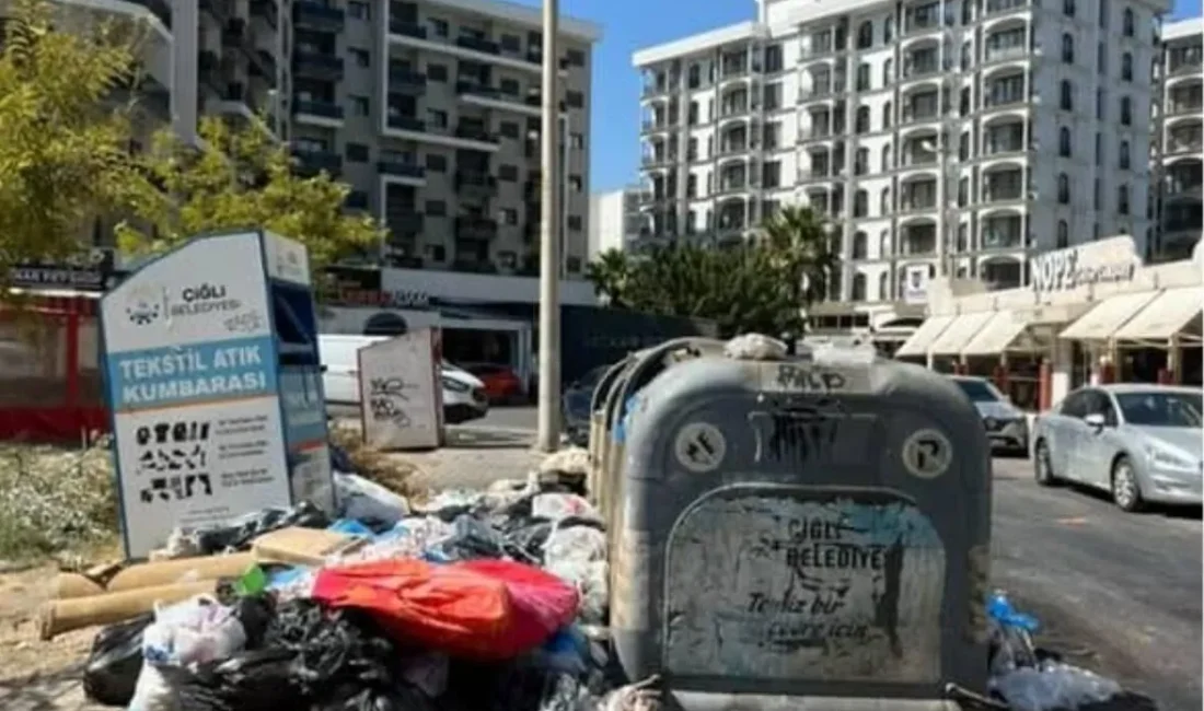 İzmir'in Çiğli ilçesinde, belediye işçileri maaşlarını alamadıkları için greve çıktı.