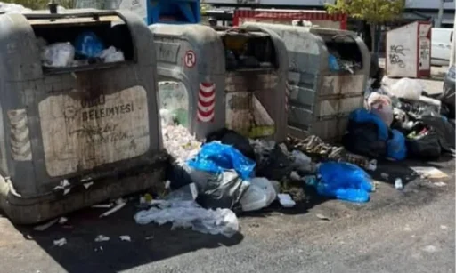 Çiğli Belediyesi'nde Maaş Krizi İşçiler Grevde, Sokaklar Çöp Yığınlarıyla Doldu