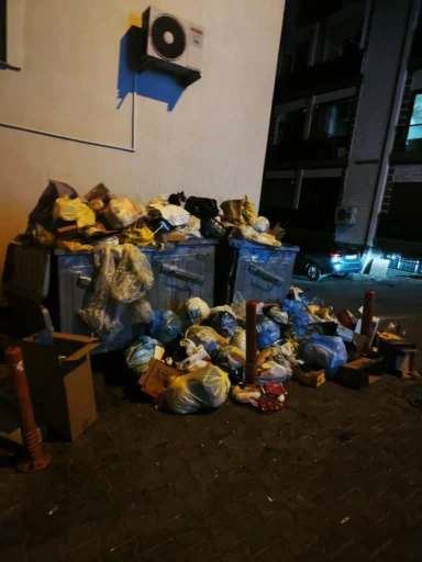 Çiğli Belediyesi'nde Maaş Krizi İşçiler Grevde, Sokaklar Çöp Yığınlarıyla Doldu