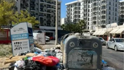 İzmir'in Çiğli ilçesinde, belediye işçileri maaşlarını alamadıkları için greve çıktı.