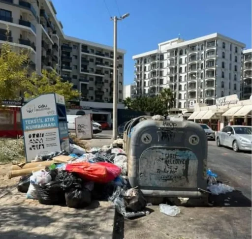 İzmir'in Çiğli ilçesinde, belediye işçileri maaşlarını alamadıkları için greve çıktı.
