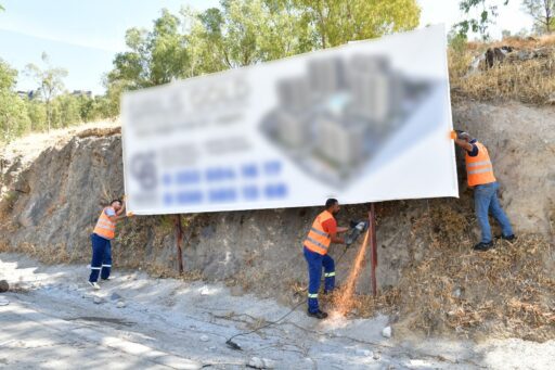 Çiğli Belediyesi, kent estetiğini ve güvenliğini tehdit eden izinsiz tabela