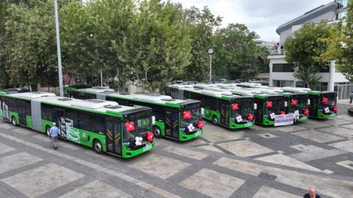 Denizli Büyükşehir Belediyesi, 30 yeni otobüsün ilk partisini teslim aldı.