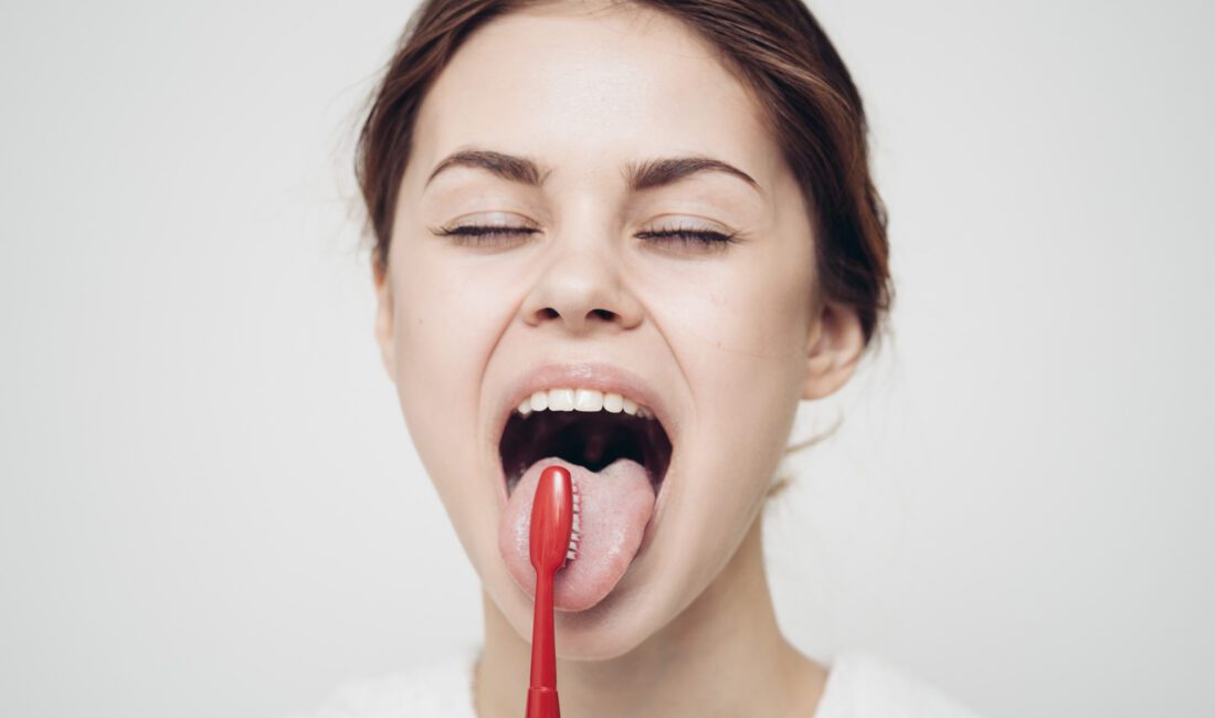 Ağız ve Diş Sağlığında İhmal Edilen Detay: Dil Temizliği, Taze Nefesin ve Sağlıklı Gülüşün Anahtarı Diş Hekimi Emre İpor, ağız ve diş sağlığında genellikle göz