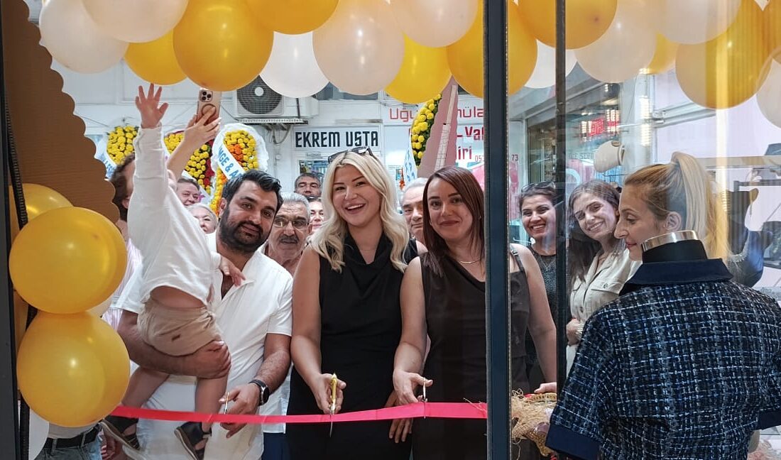 İzmir Karşıyaka'da Ekim Aslan Boutique açılışı büyük ilgi gördü. 23