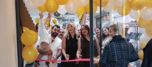 İzmir Karşıyaka'da Ekim Aslan Boutique açılışı büyük ilgi gördü. 23