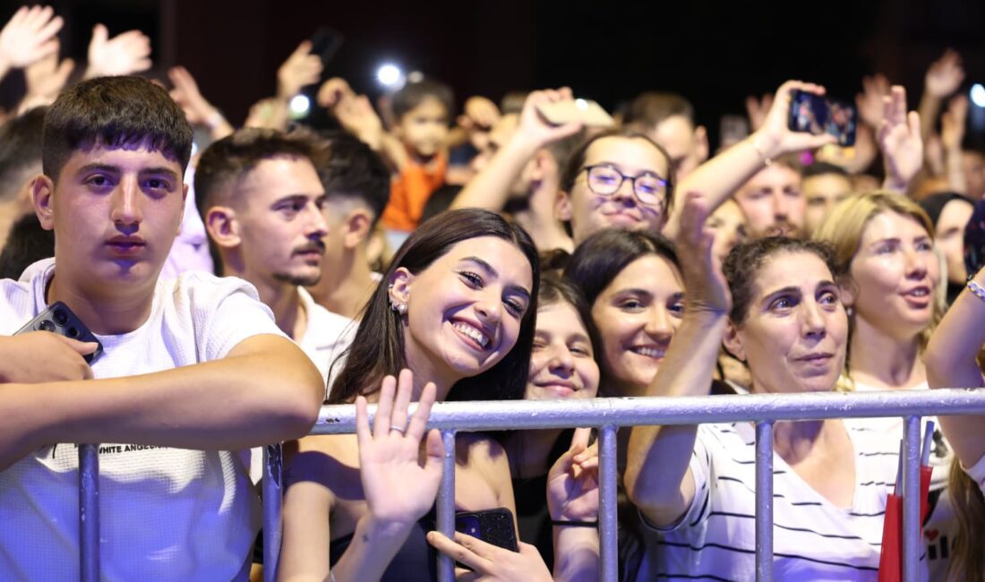 Atça’da Tuğçe Kandemir Coşkusu: Aydın’ın Kurtuluşu Büyükşehir Tarafından Kutlandı Aydın Büyükşehir Belediyesi'nin düzenlediği kurtuluş kutlamaları, Sultanhisar'ın Atça Mahallesi'nde devam