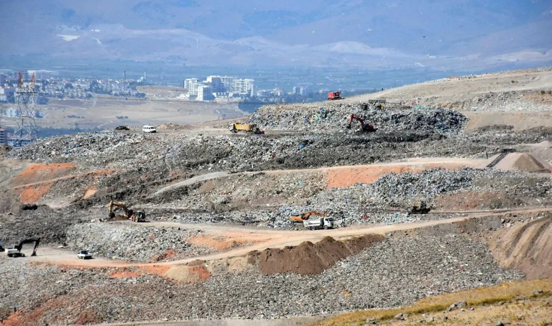 İzmir’de Çöp Krizi Çözülüyor: Harmandalı Tesisi Geçici Olarak Yeniden Açıldı AK Parti Genel Sekreteri Eyyüp Kadir İnan, İzmir'deki çöp krizine