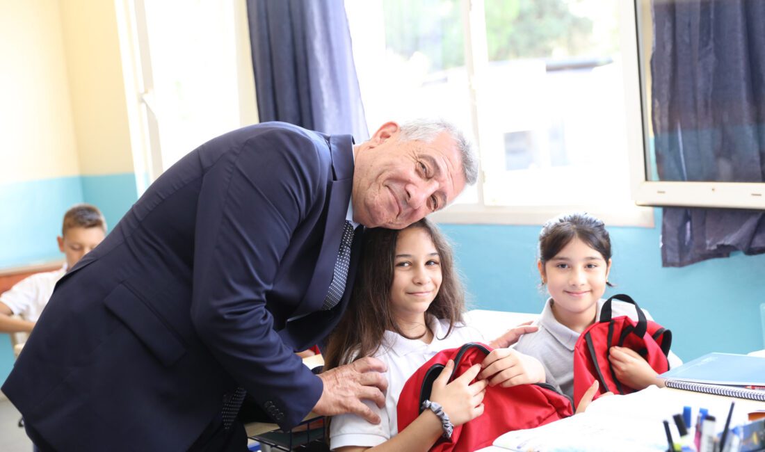 Güzelbahçe Belediyesi, devlet okullarında okuyan ilk ve ortaokul öğrencilerine çanta