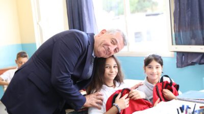 Güzelbahçe Belediyesi, devlet okullarında okuyan ilk ve ortaokul öğrencilerine çanta