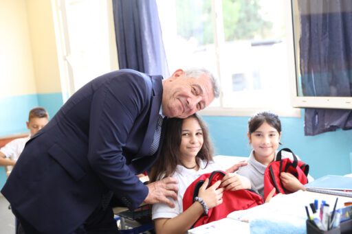Güzelbahçe Belediyesi, devlet okullarında okuyan ilk ve ortaokul öğrencilerine çanta