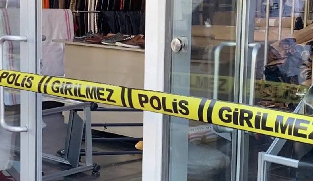 İstanbul’da Dehşet Veren Cinayet: Çalışan, İşkenceyle Öldürüldü İstanbul Başakşehir'de bir iş yerinde elleri ve ayakları bağlanarak darbedilen