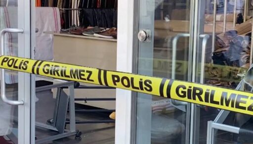 İstanbul’da Dehşet Veren Cinayet: Çalışan, İşkenceyle Öldürüldü İstanbul Başakşehir'de bir iş yerinde elleri ve ayakları bağlanarak darbedilen