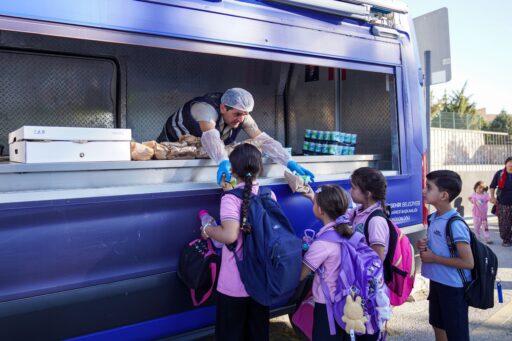 İzmir Büyükşehir Belediyesi'nden Beslenme Paketi Projesi