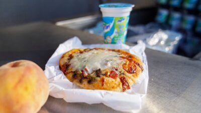 İzmir Büyükşehir Belediyesi, ihtiyaç sahibi mahallelerdeki ilkokul öğrencilerine yönelik "Beslenme