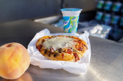 İzmir Büyükşehir Belediyesi, ihtiyaç sahibi mahallelerdeki ilkokul öğrencilerine yönelik 