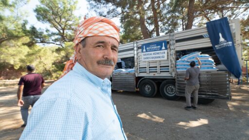 İzmir Büyükşehir Belediyesi'nden Yangından Etkilenen Üreticilere 40 Ton Yem Desteği