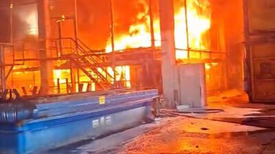 İzmir'in Aliağa ilçesindeki ALOSBİ'de galvanizli elektrik direği üreten bir fabrikada