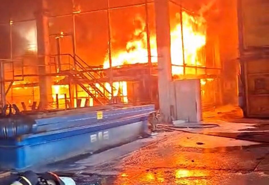 İzmir'in Aliağa ilçesindeki ALOSBİ'de galvanizli elektrik direği üreten bir fabrikada