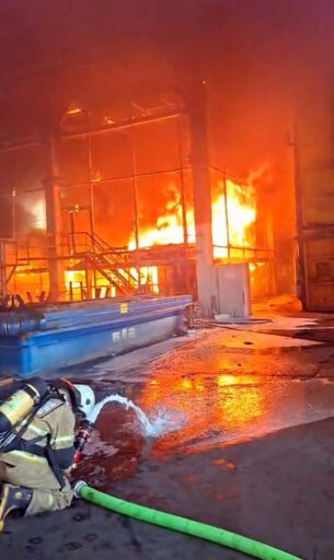 İzmir'in Aliağa ilçesindeki ALOSBİ'de galvanizli elektrik direği üreten bir fabrikada