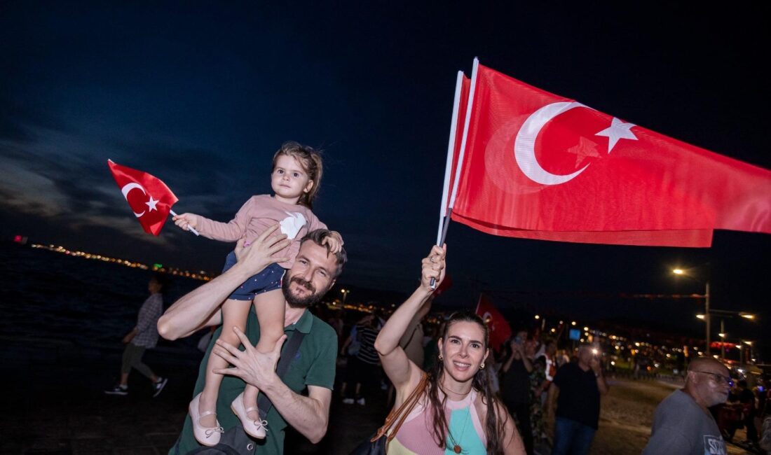 İzmir, kurtuluşunun 103. yılını Zafer Yürüyüşü, Türk Yıldızları ve Solo
