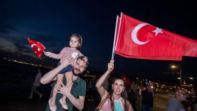 İzmir, kurtuluşunun 103. yılını Zafer Yürüyüşü, Türk Yıldızları ve Solo