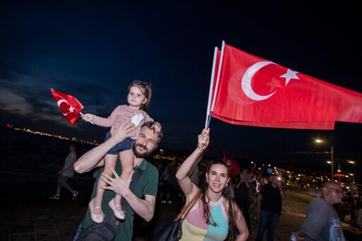 İzmir, kurtuluşunun 103. yılını Zafer Yürüyüşü, Türk Yıldızları ve Solo