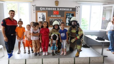 İzmir Büyükşehir Belediyesi, İtfaiye Haftası kapsamında itfaiye ekipleri ile öğrencileri