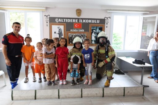 İzmir Büyükşehir Belediyesi, İtfaiye Haftası kapsamında itfaiye ekipleri ile öğrencileri