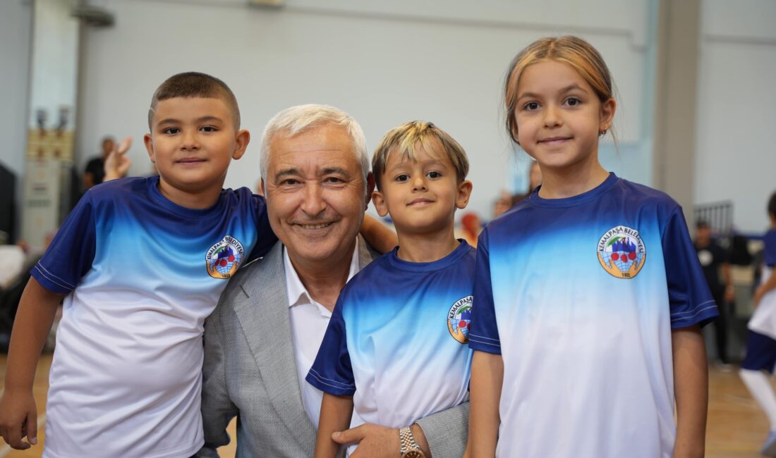 Kemalpaşa Belediye Başkanı Mehmet Türkmen, belediye spor kurslarında eğitim gören