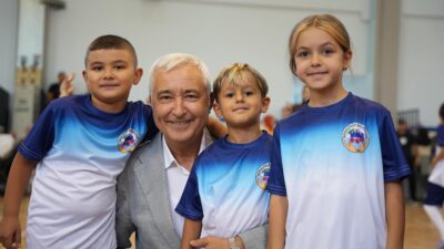 Kemalpaşa Belediye Başkanı Mehmet Türkmen, belediye spor kurslarında eğitim gören