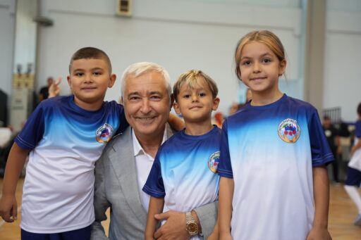 Kemalpaşa Belediye Başkanı Mehmet Türkmen, belediye spor kurslarında eğitim gören