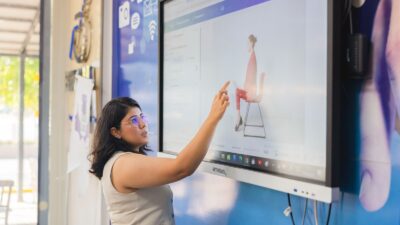 Balçova Belediyesi'nin "Kadınlar Dijitalde Parlıyor" projesiyle kadınlara dijital beceriler kazandırılıyor.