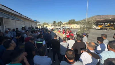 Karşıyaka Belediyesi işçileri, maaşlarının aylardır ödenmemesi nedeniyle başlattıkları iş bırakma