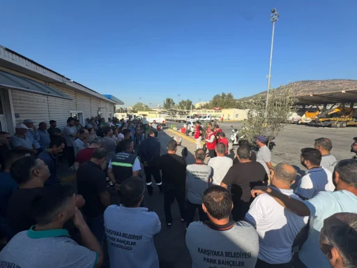 Karşıyaka Belediyesi işçileri, maaşlarının aylardır ödenmemesi nedeniyle başlattıkları iş bırakma