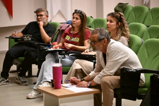 Manisa Büyükşehir Belediyesi Konservatuarı'nın 6 branştaki sınavları devam ederken, yoğun