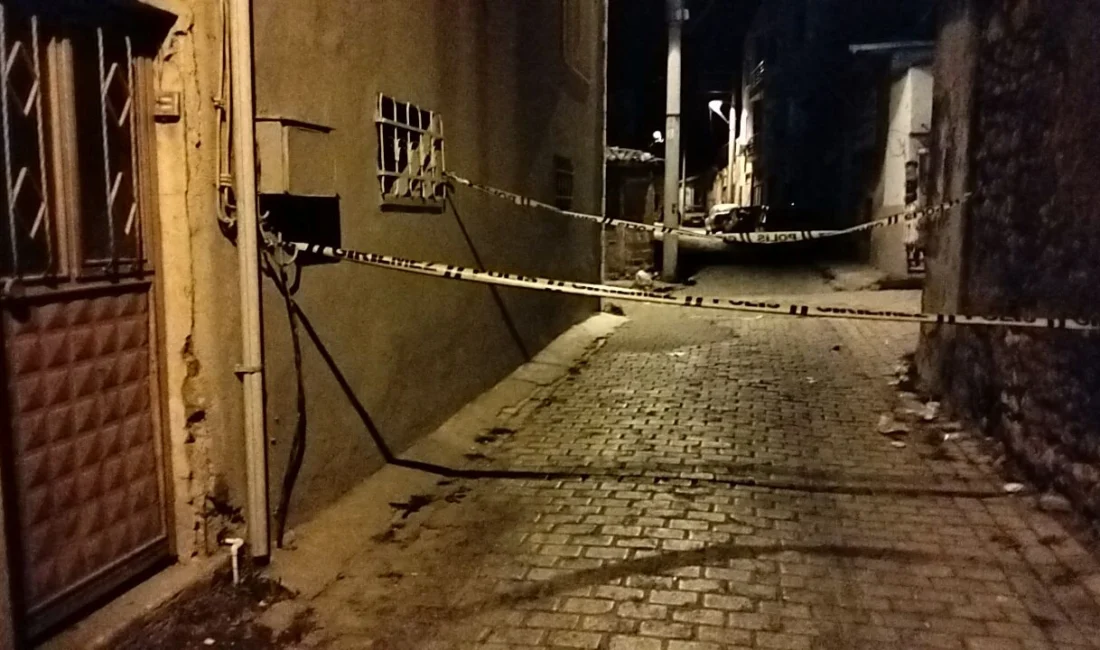 Manisa Kırkağaç’ta Dehşet: Tartıştığı öz amcasını bıçaklayarak ağır yaraladı Manisa'nın Kırkağaç ilçesinde yaşanan bıçaklı kavgada, 24 yaşındaki C.Y. tartıştığı