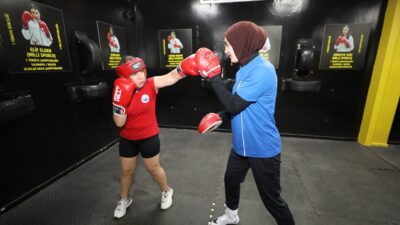 Menderes Belediyesi, kış dönemi spor okullarıyla geleceğin sporcularını yetiştiriyor. Futbol,