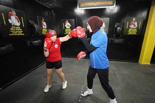 Menderes Belediyesi, kış dönemi spor okullarıyla geleceğin sporcularını yetiştiriyor. Futbol,