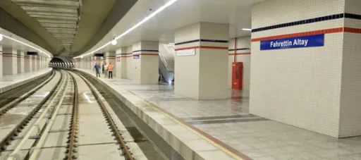 İzmir Fahrettin Altay metro hattında çalışan işçiler, işleri bitmesine rağmen