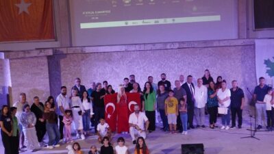 İzmir'in Menderes ilçesinde, Özcan Beylan'ın organize ettiği konserle sokak hayvanları