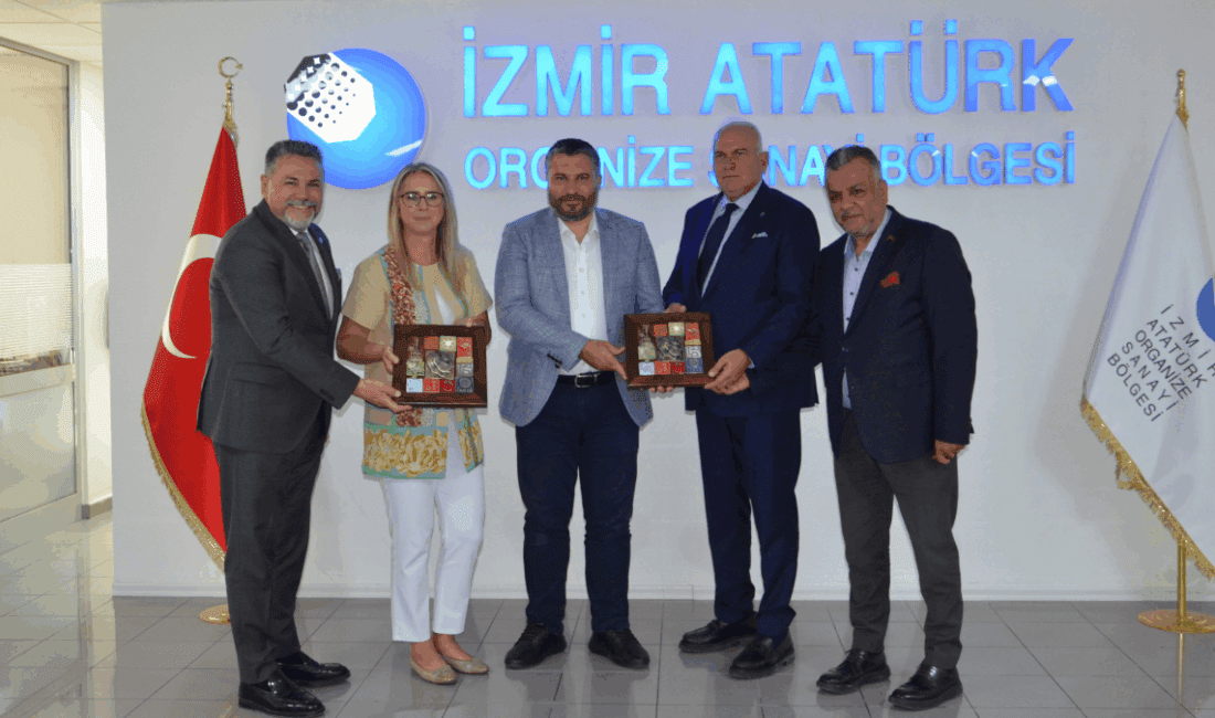 İzmir Atatürk Organize Sanayi Bölgesi'nde (İAOSB) düzenlenen zirvede Sanayi ve