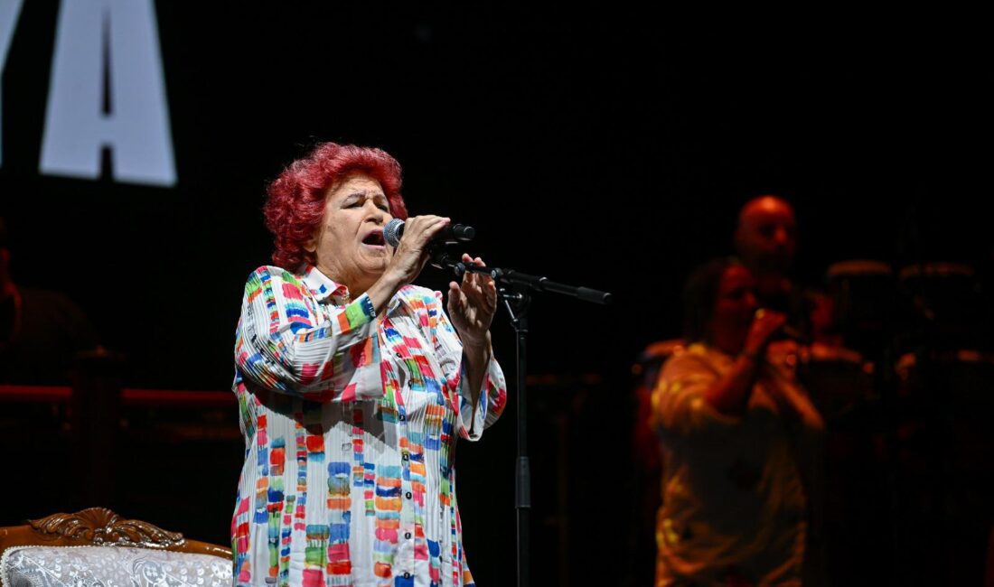 İzmir Enternasyonal Fuarı Çim Konserleri'nde Selda Bağcan rüzgarı esti! Usta