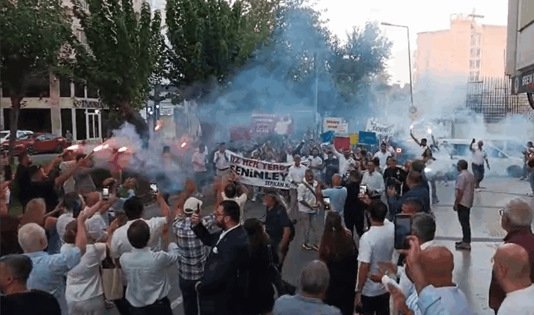 Serkan Kalmaz’dan Konak CHP’ye Yeni Bir Sayfa: “Birlikte Kazanacağız, Konak’ı Ayağa Kaldıracağız!” Serkan Kalmaz, Konak CHP ilçe başkanlığı adaylığını yüzlerce kişinin katıldığı