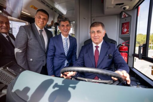 Türkiye’de Bir İlk İzmir’de Kadın Şoförlerin Kullandığı Otobüsler Enerjisini Rüzgâr ve Güneşten Alıyor 