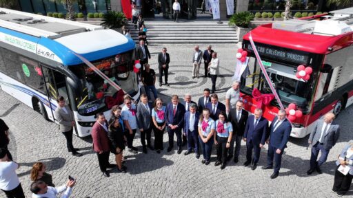 Türkiye’de Bir İlk İzmir’de Kadın Şoförlerin Kullandığı Otobüsler Enerjisini Rüzgâr ve Güneşten Alıyor 